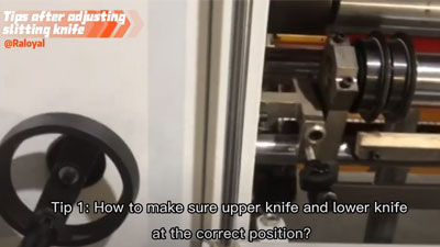 Μερικές άκρες της υψηλής ταχύτητας κοπής μηχανή μετά τη ρύθμιση μαχαίρι σχισμής